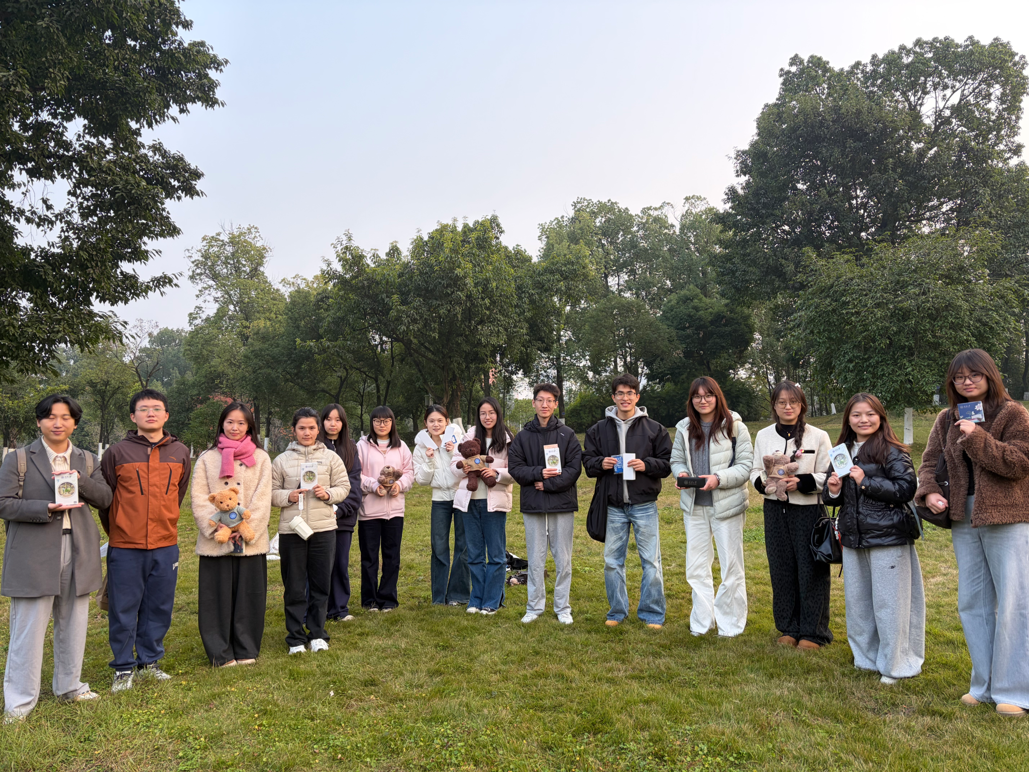 外国语学院学硕一支部开展“重温红色历程·凝聚奋进力量”主题党日活动